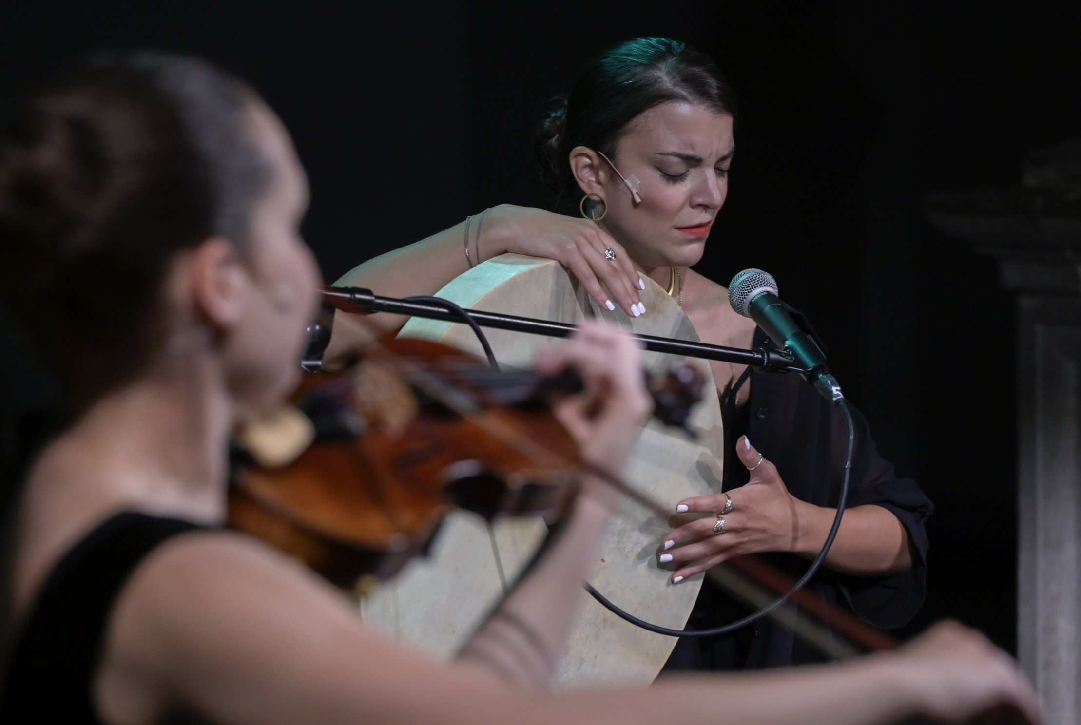Stelina performing with the Mosatrïc ensemble